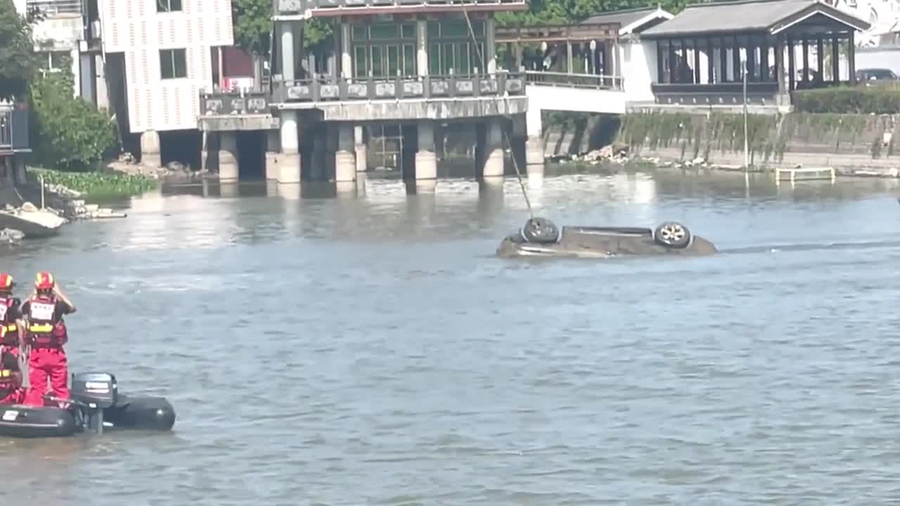10月3日 温州 七都，因为干旱，发现六七年前的沉车，一汽车重见天日，没有人知道是怎么沉的，也没有人找，车里有4具尸体，其中2人是母子。点击免费加入
