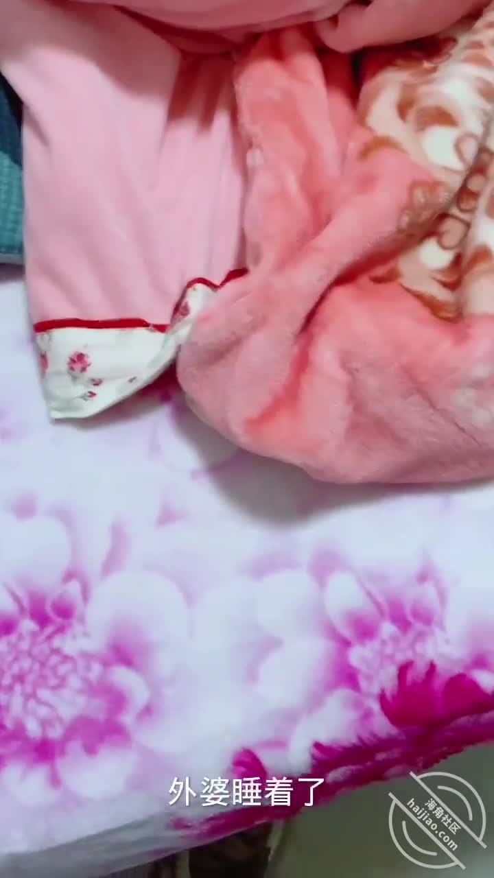 ⑦③我终于把60岁外婆带偏了，操爽了，字幕对白，内射，精彩24分钟！  感谢哥哥们的支持，因为太多私信，无法一一回复，还是哪些老铁哥哥们理解小弟，支持一定要发钻石贴，但是这样一来可能又令哪些说我卖片的狗子们失望，  正如有位哥哥说的，拍摄内容只有喜欢的支持的人才会花钻石购买，那些不想花钻石又想白嫖的你就算是免费的金币贴他都会喷你，理他你就输了，想想也对，喷子哪都有，海角特别多！  今天更新按老铁要求，想看和外婆的视频，老规矩，有钻石的朋友喜欢的自愿购买，不喜欢的请绕道而行，沒有人强迫你，评论区请多多支持小