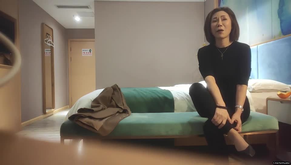 【#胖子工作室】03-24短发人妻骚熟女，苗条身材大长腿，胖子就好这口，扛起双腿沙发操的吱吱响，骚女搞舒服了#我有一台拖拉机速游VPN跑满千兆只做最快