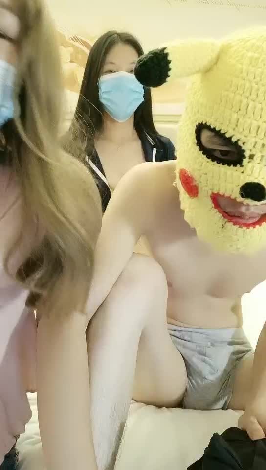 大二兼职学妹被表姐带出来卖，让小哥吃奶玩逼各种抽插，浪叫呻吟看着好嫩好刺激，乖巧听话又可爱精彩刺激