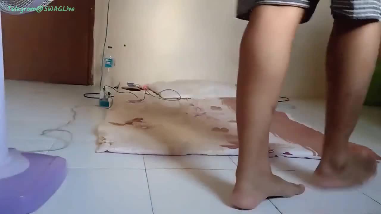母子乱伦性福小胖出租房打地铺与吊钟奶干妈做爱骚货居然是无毛肥B被小胖大肉棒换着法的肏点击免费加入