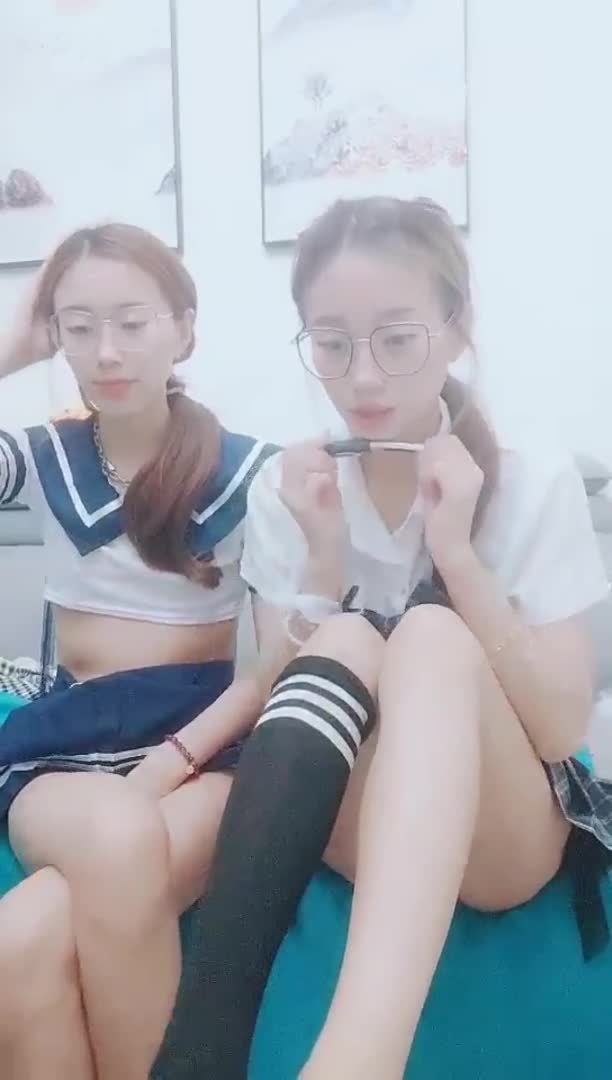 【#双胞胎姐妹】超反差清纯双胞胎萝莉姐妹花，舌吻互揉奶子舔逼自慰双女秀，跳蛋震动棒子互插速游VPN跑满千兆只做最快
