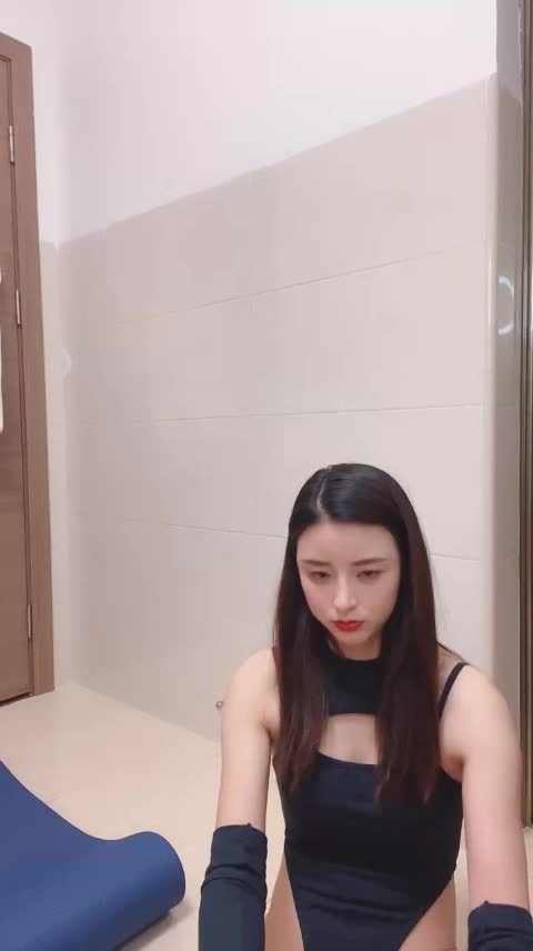 #甜腻小喵 干净白虎美穴，顶级美腿一字马，跪在地上被大屌后入点此查看更多