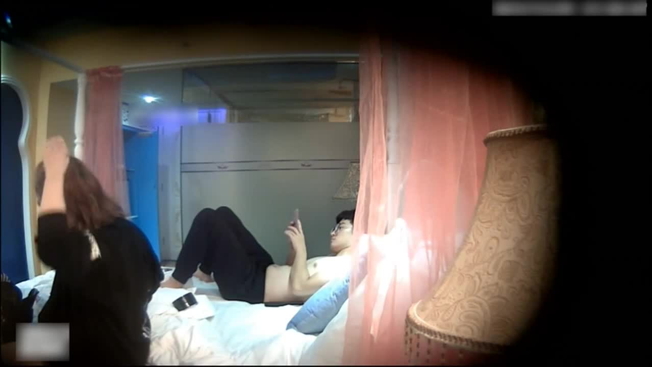 肤白貌美的高颜值性感美女和眼镜男酒店开房,开始美女不让男的操,后来男的用情趣道具把她绑起来鞭打屁股干 #短片系列 #偷拍想做频道-可定制【自动发片机器人】
