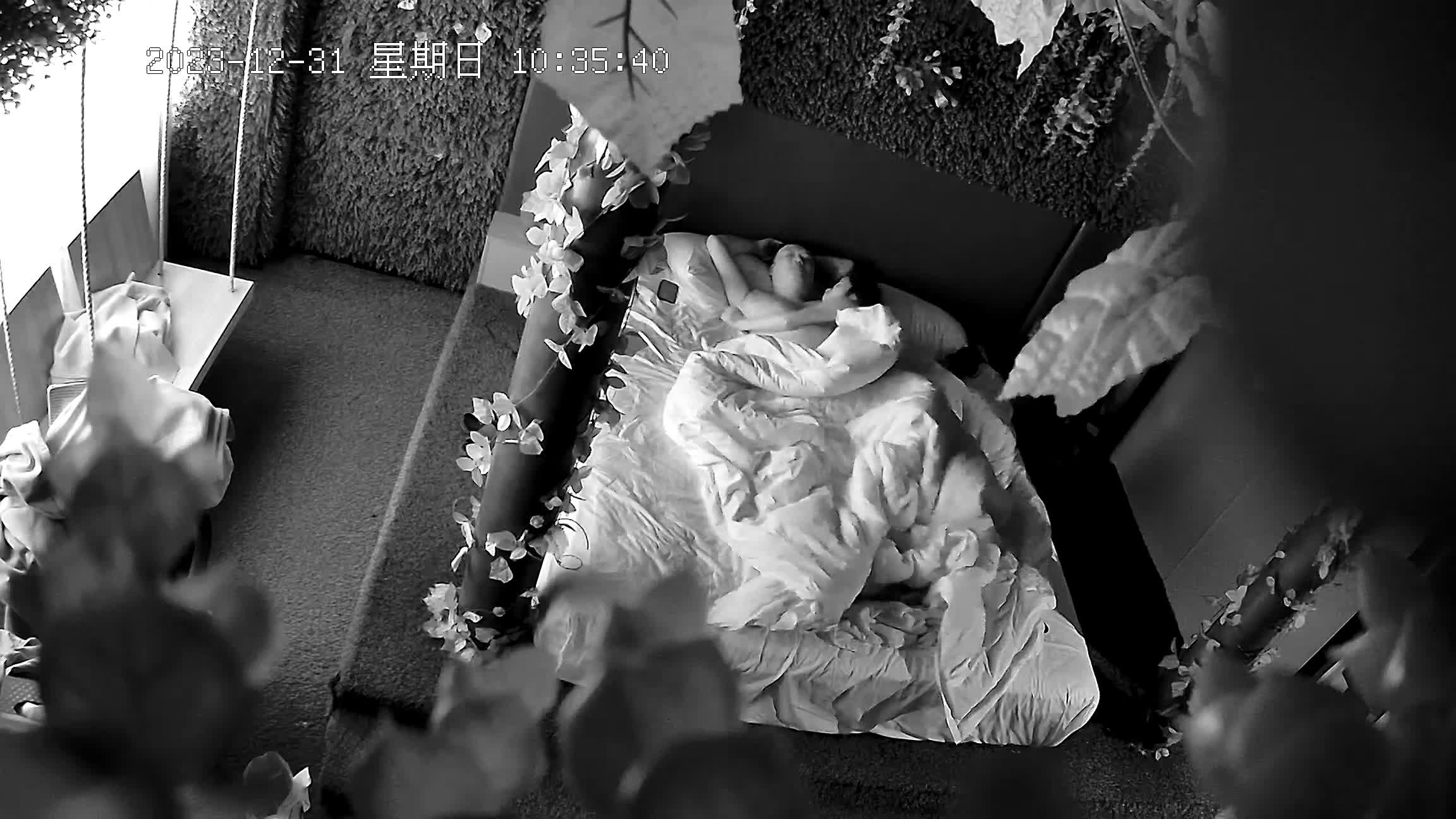 酒店森林绿叶房偷拍 高颜值美女酒后和男炮友开房睡醒 舔硬鸡巴坐上就开干速游VPN跑满千兆只做最快