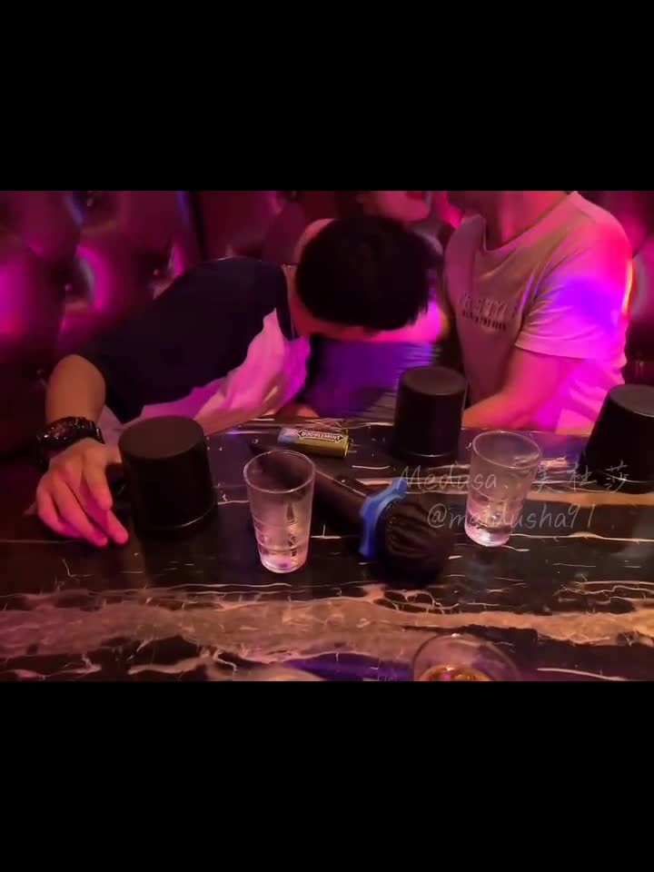 极品丰臀淫妻美杜莎，绿帽来到KTV，淫荡妻子已经和两单男玩疯了，淫妻两只美乳被两个男人左右各一边玩弄吸吮。见绿帽一来，两男掀开老婆裙子就开始前后双通，中途还不断轮换。最后被两男带到洗手间里抱着大屁股轮流内射 #美杜莎 #3P #内射 #露脸点此查看更多