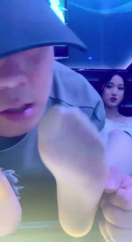 #狗哥 #套路直播 #多女主 #纯舔脚KTV 白丝 裸足 舔脚 舔各种妹子脚投稿via点此查看更多