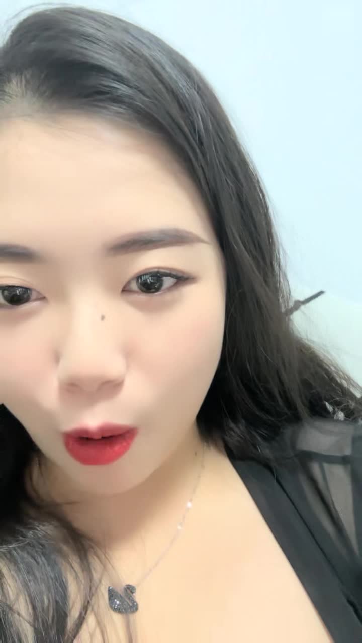 #换妻极品探花 密码房4P激情大战，沙发上操69互舔点此查看更多