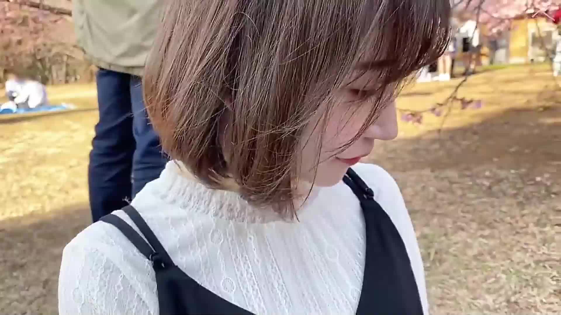 百里挑一，难得一见的短发极品清纯女神，公园里玩了一会儿，回来下面就湿漉漉，无套内射点此查看更多