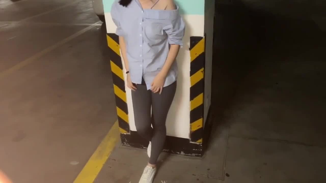 地下停车场搭讪刚下班的女白领，脱了衣服才知道太极品了点此查看更多
