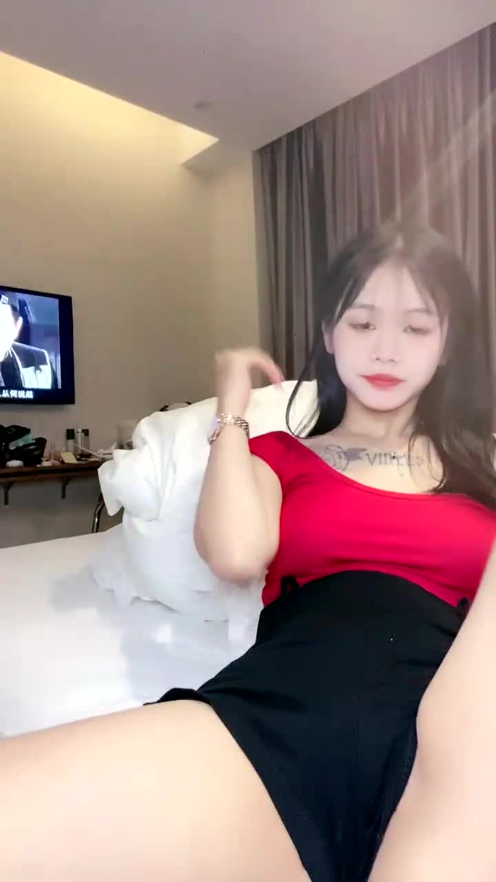 胸前紋身紅唇美女！超柔軟大奶子！振動棒瘋狂插穴，爽的嬌喘不斷，淫語騷話，無毛嫩穴，極度誘惑速游VPN跑满千兆只做最快