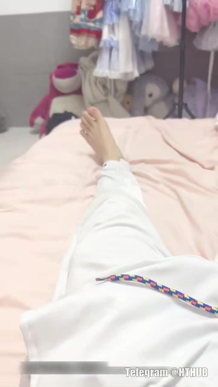 白丝lo鞋 香甜白嫩萝莉美少女 翻起裙子直接草 如玉般的身体 #私拍点此查看更多
