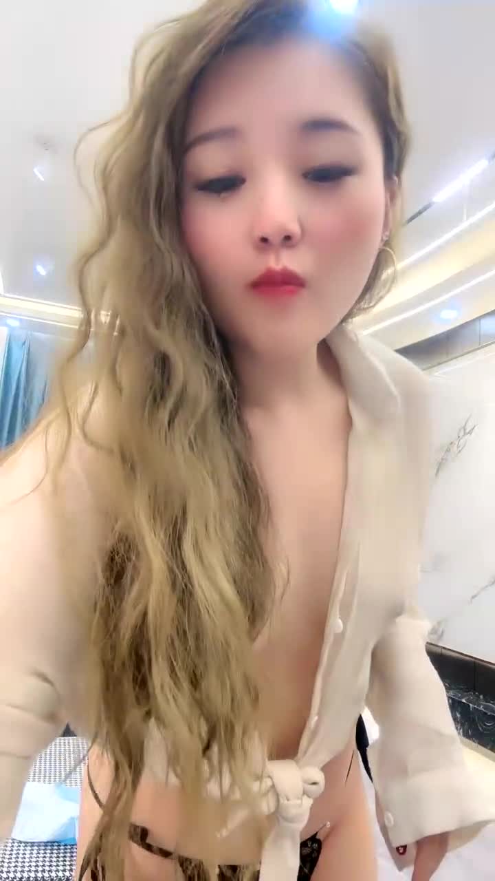 貴氣長卷發美少婦露臉肉肉勻稱身材全裸道具自慰，道具插穴，呻吟不停