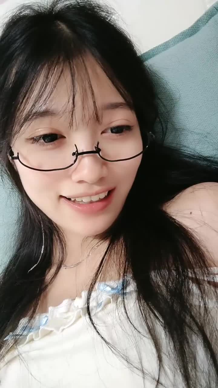 高颜值美女小骚货！娇滴滴骚的很！脱下内裤多毛骚穴，疯狂揉搓特写直播主播录屏