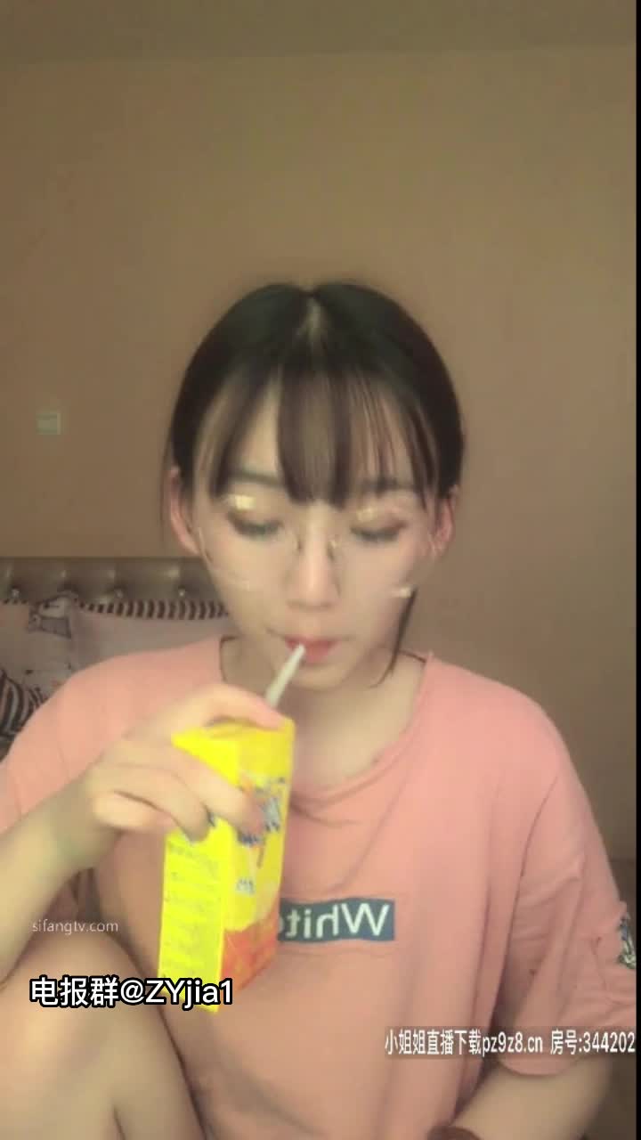 #小妲己 #眼镜娘 #椒妹求守护 高颜值眼镜萌妹子换上诱人情趣装自慰 拨开丁字裤道具JJ抽插近距离特写 很是诱惑，超多淫水 绝对力推！！1V 55分钟已更至VIP群，进群看置顶️点此查看更多