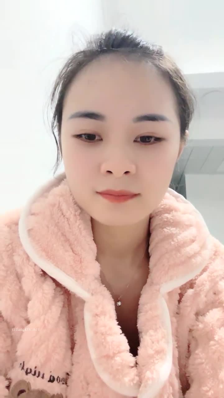 新人~高颜值校花~  #小蜜娜  ，独居家中，洗澡的间隙把自己最爱的玩具也清洗一下，良家气质，淡妆自慰水更多
