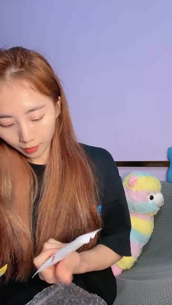 #00后小蝴蝶 极品美腿性感尤物和炮友操逼！洗完澡开操，69互舔吃屌，骚逼蹭屌，骑乘位猛坐