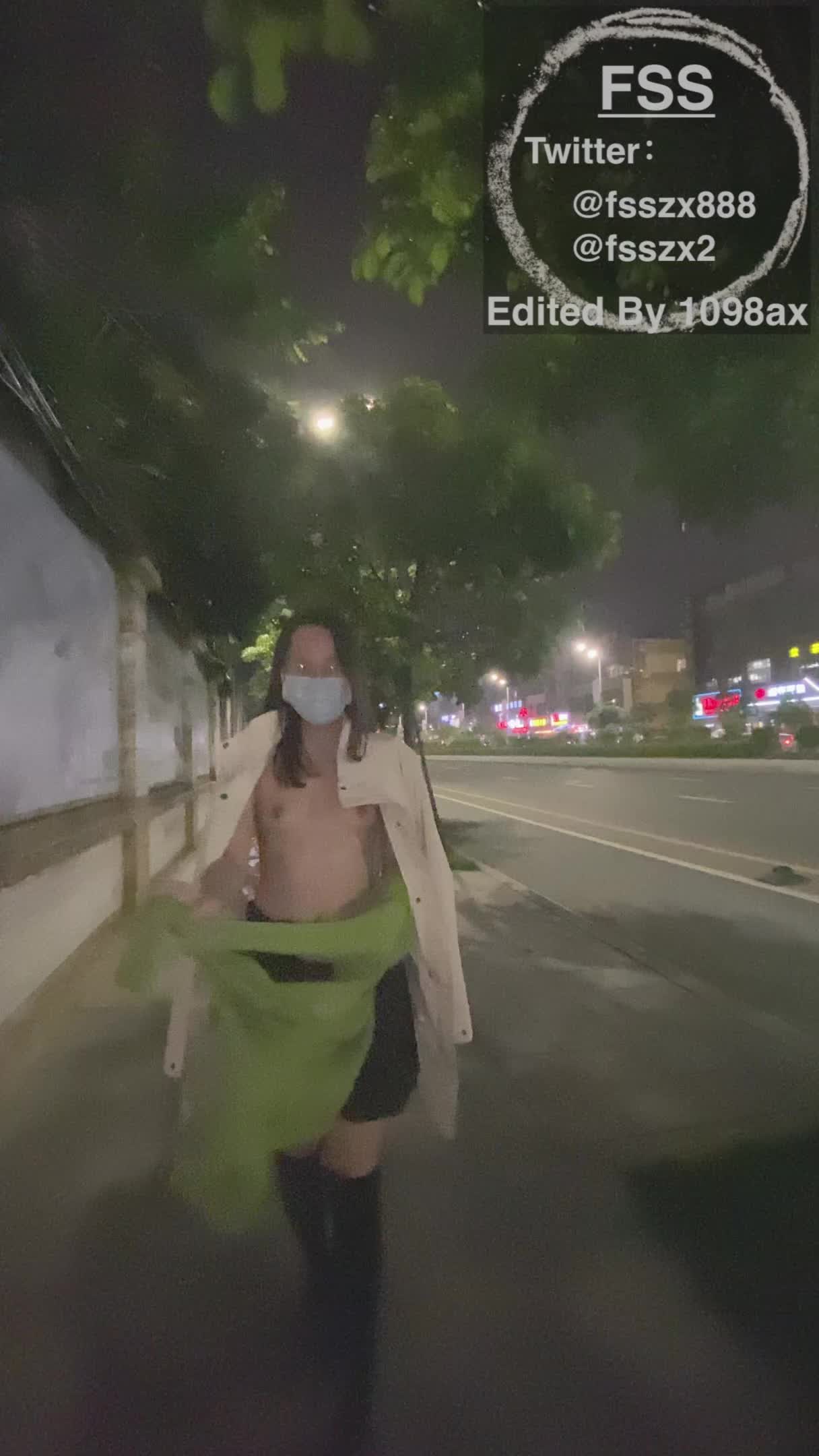推特母狗冯珊珊主人任务系列之街上露出 #冯珊珊