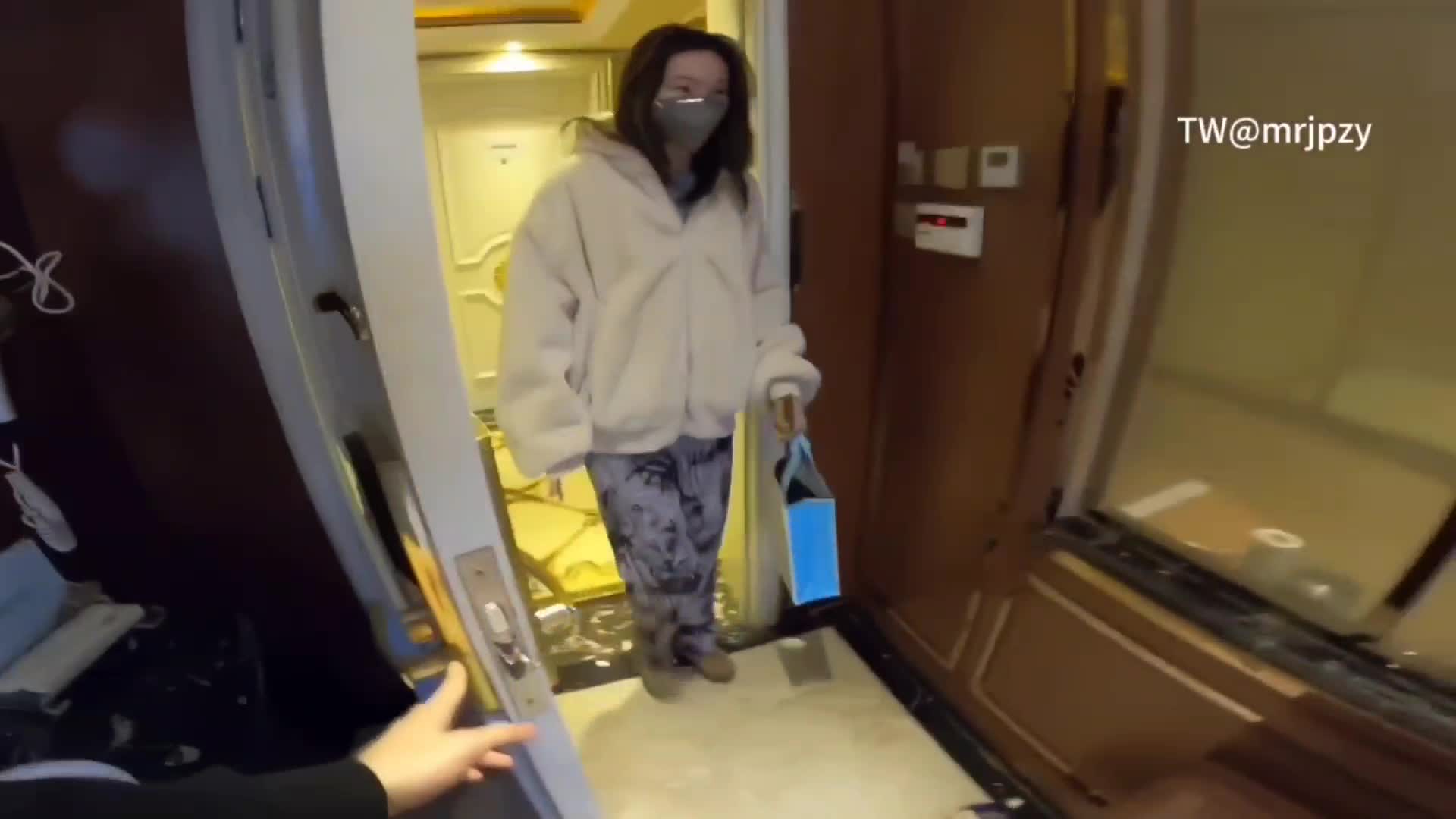 高挑身材的母狗少妇，与网友主人约炮调教，被戴上手链，戴上狗链调教爆操，外人眼中的女神，内心渴望被当作肉便器一样狠狠羞辱