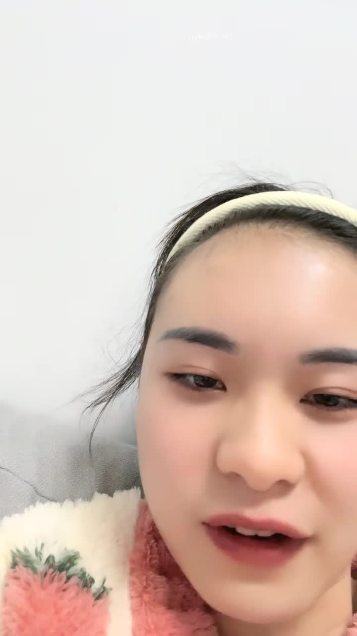新人~高颜值校花~  #小蜜娜  ，独居家中，洗澡的间隙把自己最爱的玩具也清洗一下，良家气质，淡妆自慰水更多