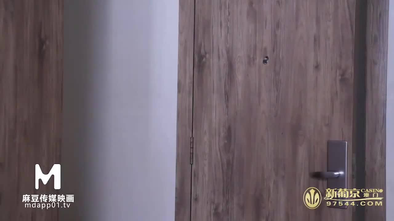 探索风骚女记者的酥胸和嫩穴