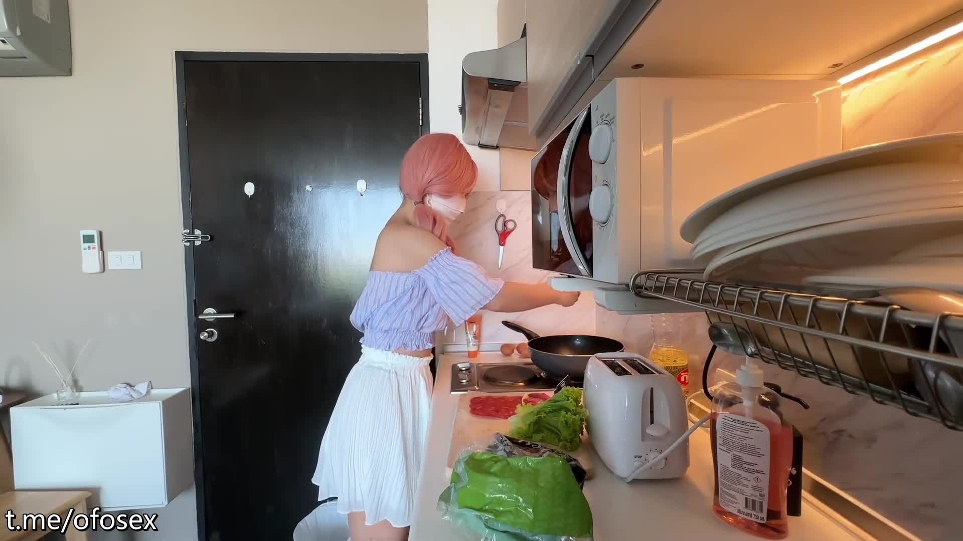 极品反差学妹 樱花小猫  厨房艳情妹妹在家一边做爱一边做饭 后入鲜嫩白虎爆肏 真会享受嫩穴早餐 谁受得了点此查看更多