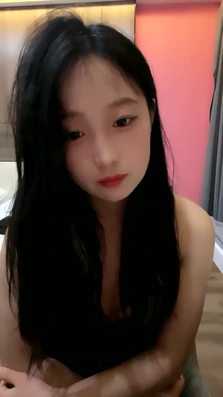 外表甜美少女！酒店開房操逼！連體網襪炮友揉奶，翹起屁股開檔嫩穴，騎乘位深插，後入大肥臀
