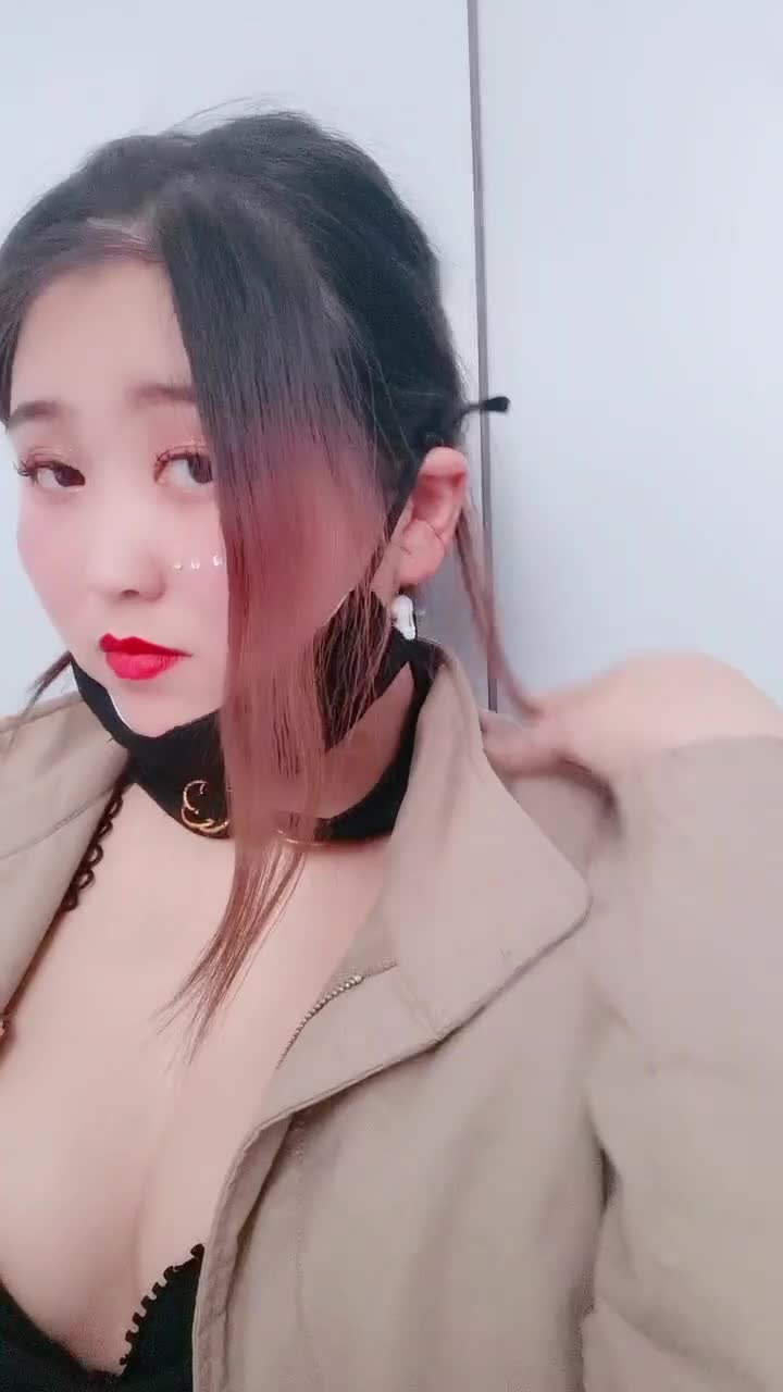 露臉騷貨人妻男士公測內勾搭大哥激情啪啪，開檔絲襪自慰呻吟給大哥口交大雞巴，無套抽插直接內射真雞巴騷啊