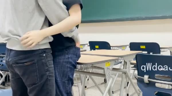 学姐教室做爱真刺激！直呼快操一会同学回来了！ 电子爆奖分享领奖群