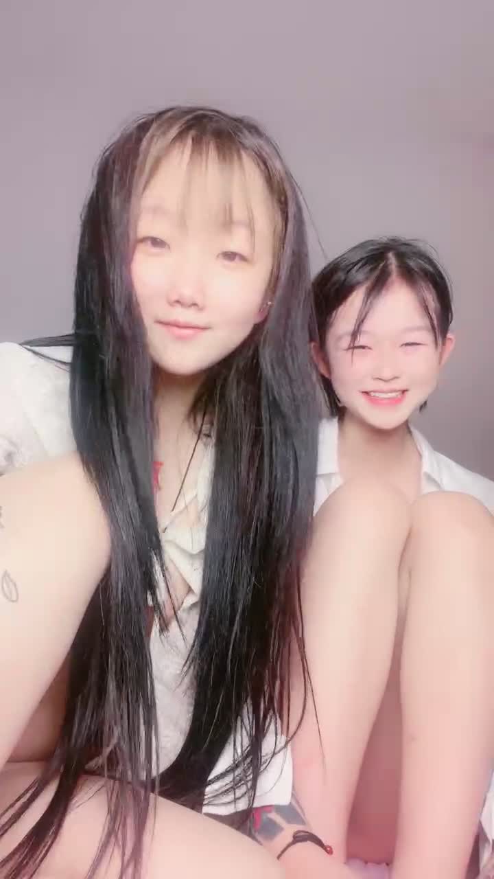 #直播 三个00后嫩妹妹！无敌嫩穴超级粉！情趣手铐绑住手脚操逼，第一视角抽插嫩穴，爽的呻吟娇喘