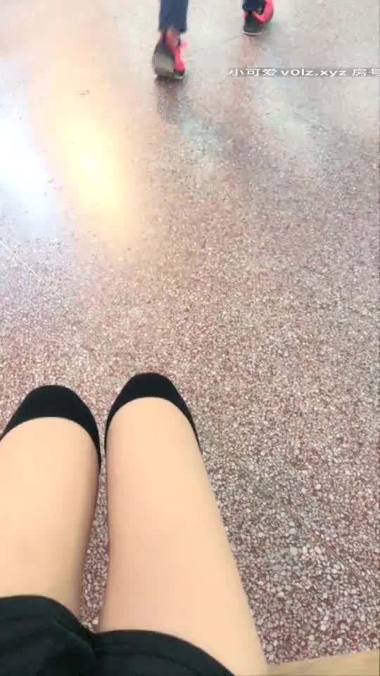 骚货学妹 淫穴塞着跳蛋去食堂发骚，坐凳子上旁边有男生其他路过学生，刷礼物就顶得淫叫啊啊，太爽受不了跑去厕所自慰！