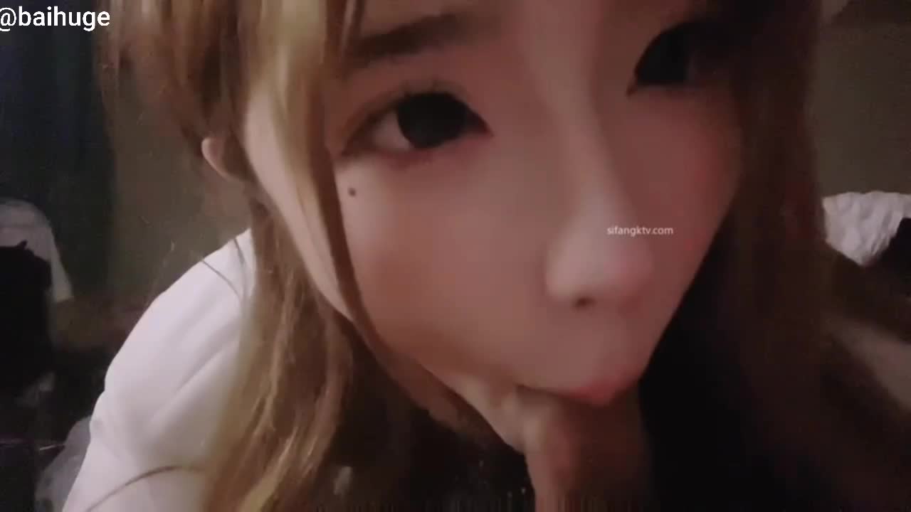 【糖儿小迷迷】清纯与风骚并存的颜值博主卖力的给主人吃着鸡巴，骑乘位打桩俩个奶子不停的摇晃#糖儿小迷迷 #舌吻 #口交