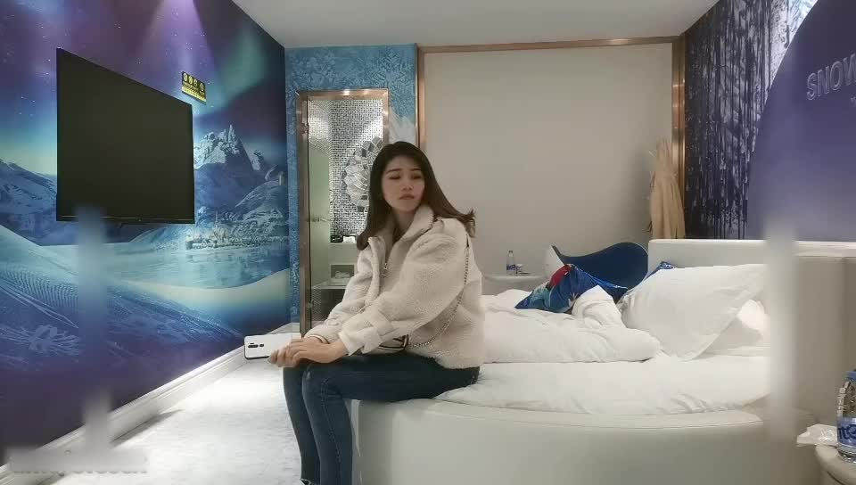 【探花】平安夜主题酒店约战高颜值牛仔裤外围美女_小妞够骚太子哥抽插操的很尽兴