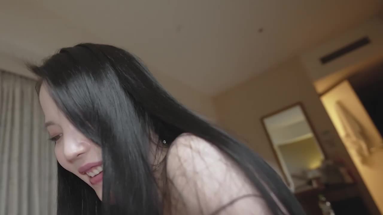 #日本 #高清 #无码 超难遇到极品美女 皮肤白皙大长腿 高冷的外表在床上超骚的样子 还无套中出