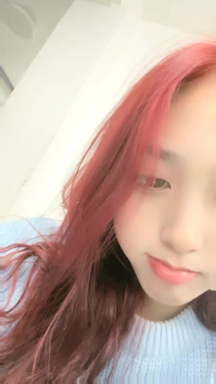 #奶白兔兔 胆子真是太大了，上班办公室玩跳蛋厕所自慰，同事就在旁边