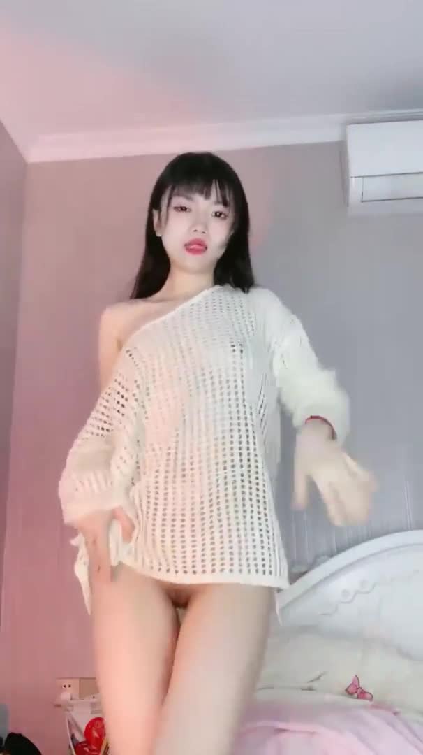 【#19岁妮羊羊呀】新人萌妹~露脸裸舞~自慰喷水大秀 精选频道推送