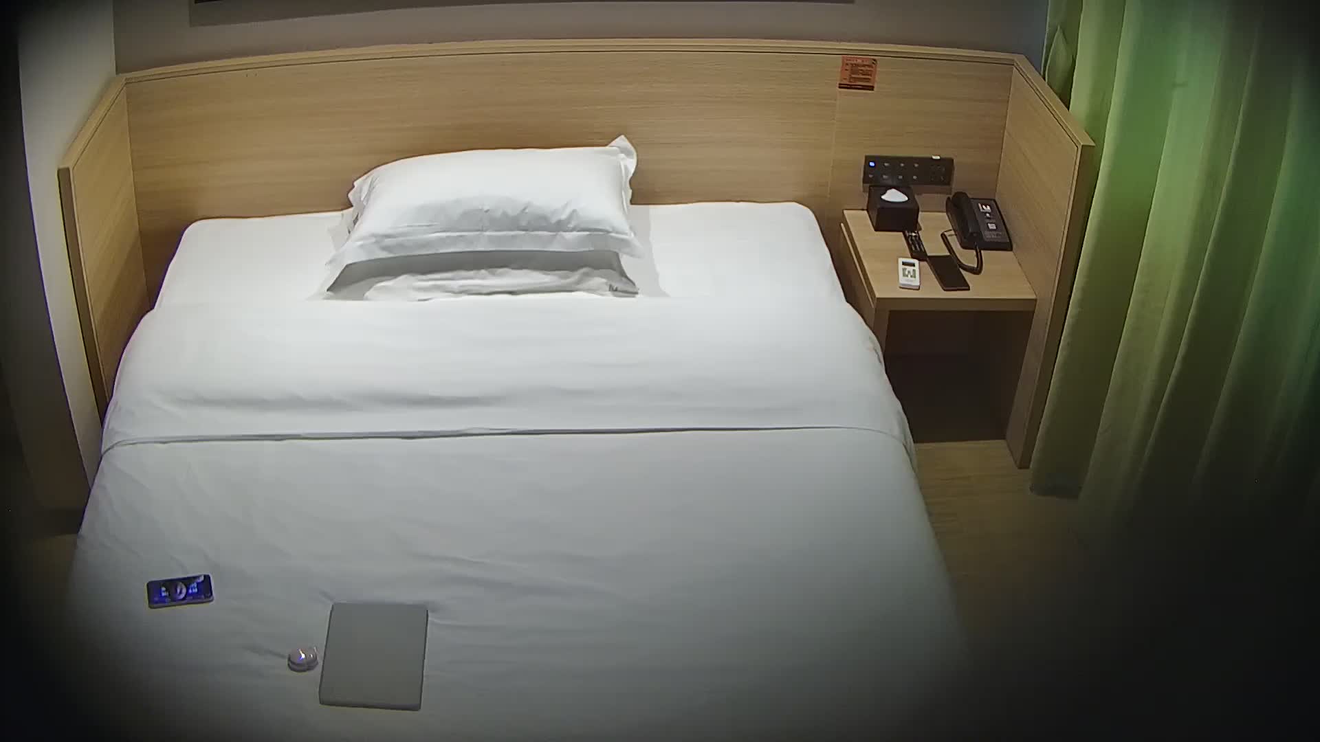 八月最新 高校附近酒店偷拍 初尝禁果的大学生青涩情侣在洞口疯狂摩擦差点擦枪走火