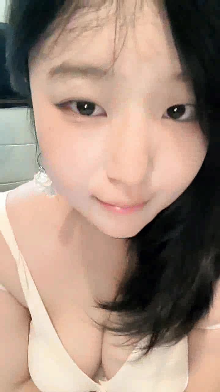 吊钟大奶黑丝露脸极品宝贝镜头前让狼友调教，淫声荡语听狼友指挥揉奶玩逼道具抽插，乳交假鸡巴奶子乱甩真骚
