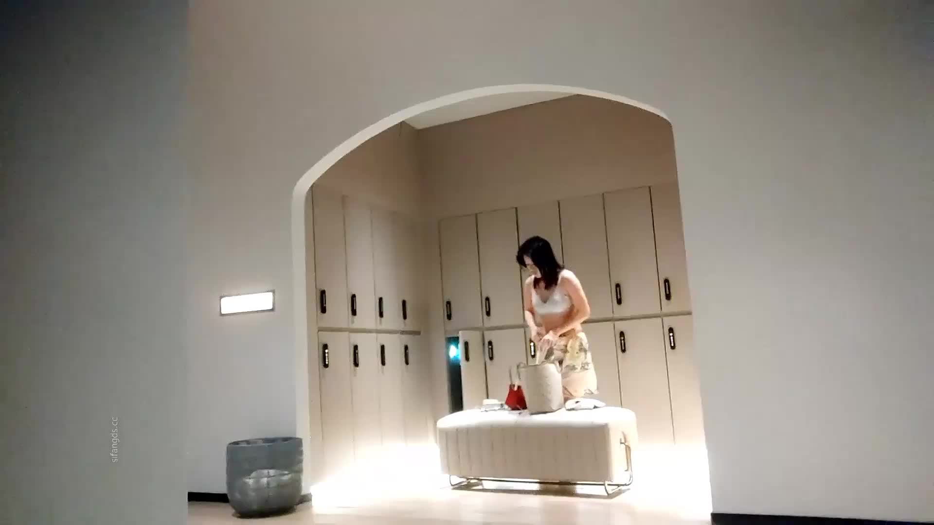 洗浴中心内部员工偷拍 众多的小姐姐洗澡换衣服