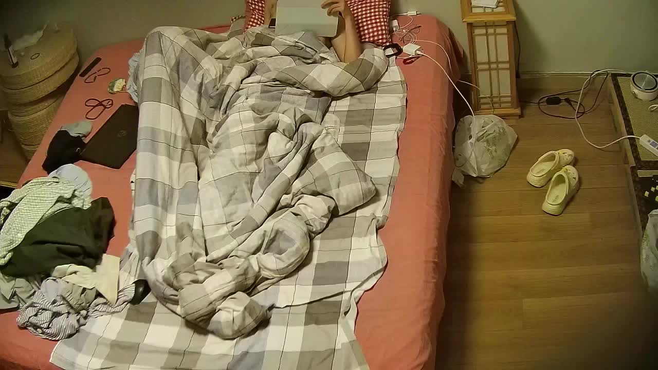 八月最新流出民宿酒店偷拍 变态恋物癖屌丝男在上一个女生退房后把女友带入房间啪啪