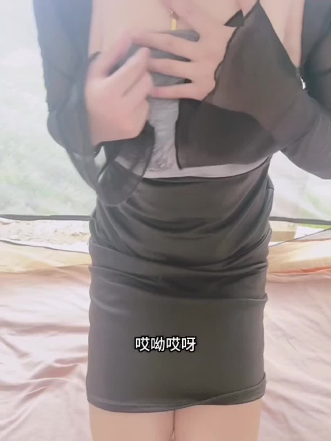视频时长：27分钟26秒“你在家也给你老公口吗？ 你提他干嘛呀!"和人妻野外搭帐篷偷情，刚开始还矜持怕人发现的人妻，被摸的想要后，彻底放开，探出帐篷外撅着屁股让情夫操，操的正爽的时候，老公打来电话，紧张又刺激！️会员点击播放完整版
