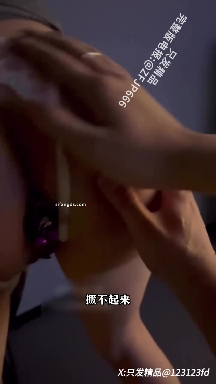 视频时长：39分钟20秒“快一点操我呀，我是不是欠干呀”性瘾学姐喜欢被多人轮操，屁眼被塞进铃铛肛塞去户外玩，爽的小穴都湿透了，回到酒店被三个学弟轮操，屁眼骚穴嘴巴三个洞都塞着鸡巴，被学弟们各种玩弄两天，骚穴和屁眼都被操的充血，各种淫语对白超多。#编号774️点击观看完整版