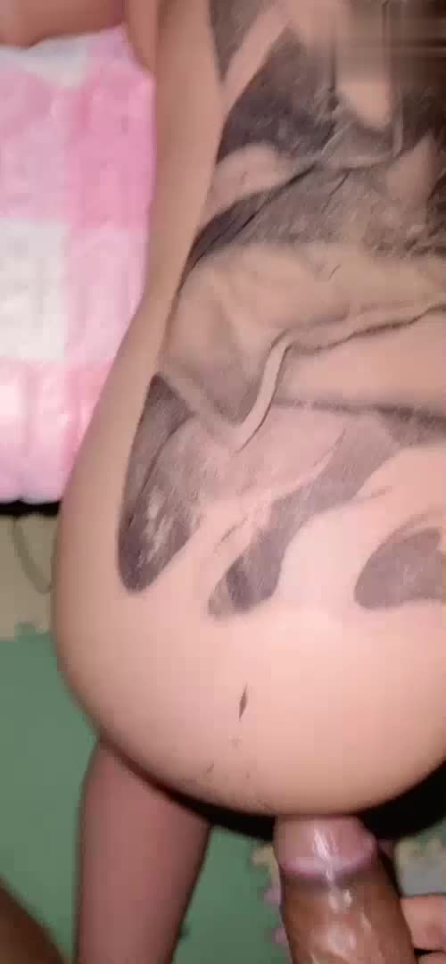 满背白虎纹身，馒头鲍鱼小萝莉，被操出白浆，射在肉滚滚的屁股上，射完继续狠操！