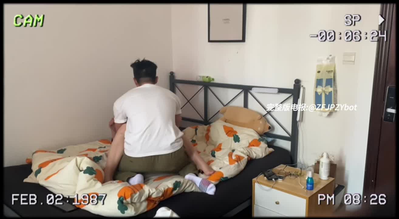 视频时长：15分钟55秒温柔人妻偷约健身教练，看着教练硕大的肉棒，情不自禁的用嘴巴含住，嘴巴太厉害了，把教练裹的当场就想射了，被大鸡巴插入后舒服的呻吟浪叫。教练忍不住想射，温柔安慰“想射就射嘛，没事的”️会员点击播放完整版