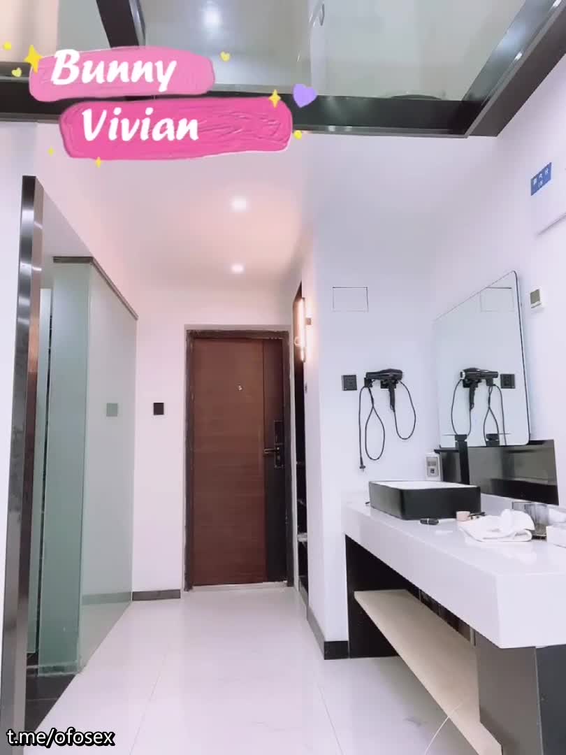 绝美推特高颜值逆天长腿丝袜女神Vivian 定制啪啪福利视频第二弹点此查看更多
