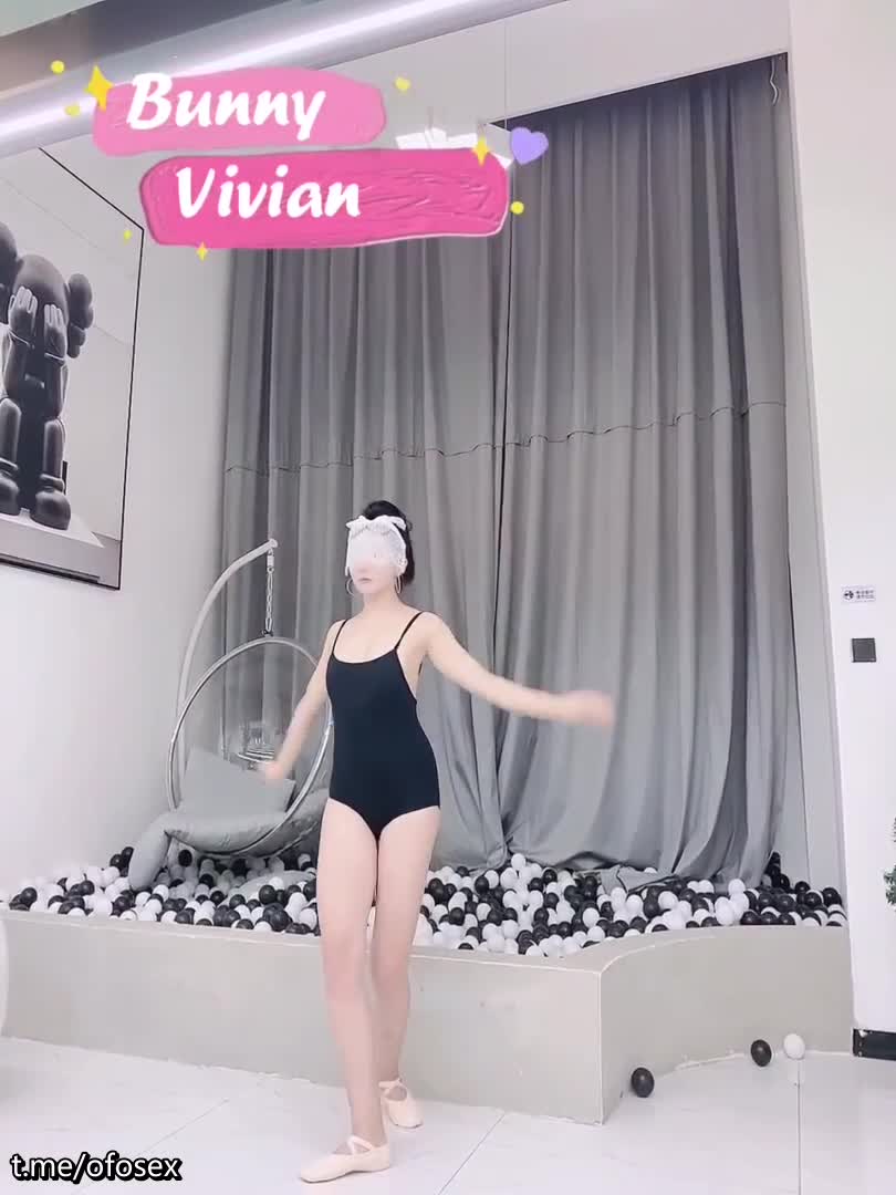 绝美推特高颜值逆天长腿丝袜女神Vivian 定制啪啪福利视频第二弹点此查看更多