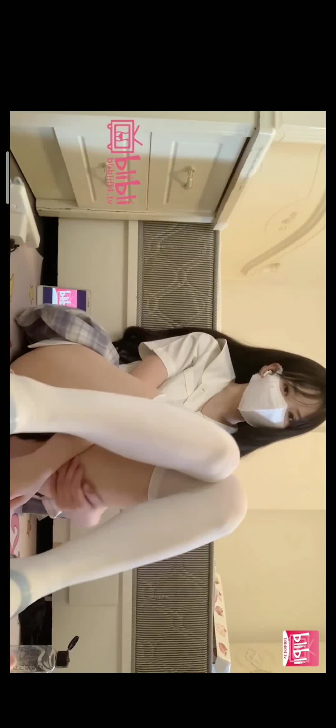桃酱 白丝足交啪啪弟弟点此查看更多