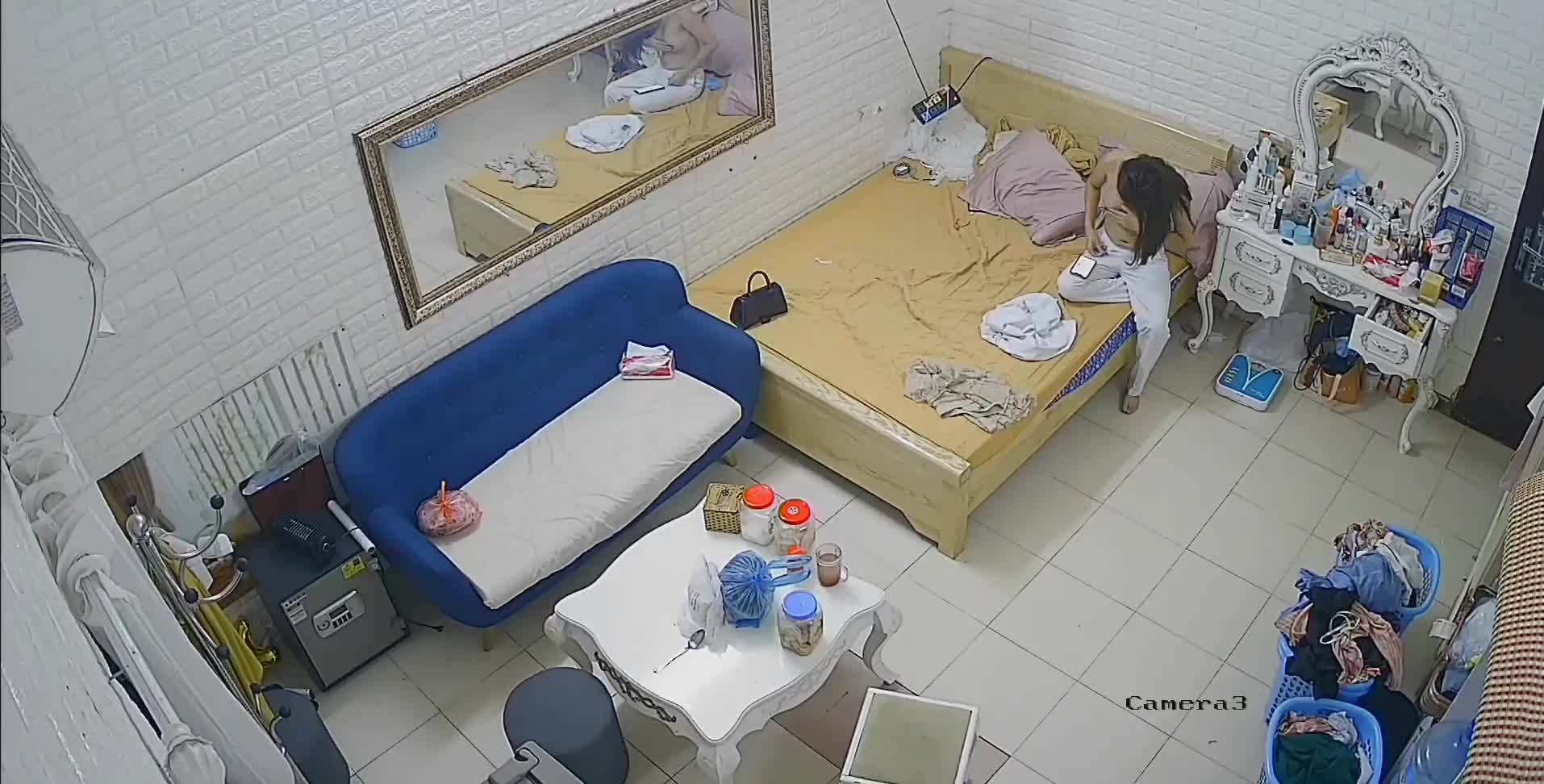 房东出租屋卧室 偷装监控摄像头偷拍三个合租房的小姐姐日常生活大胸妹喜欢在室友前展现身材无水印版