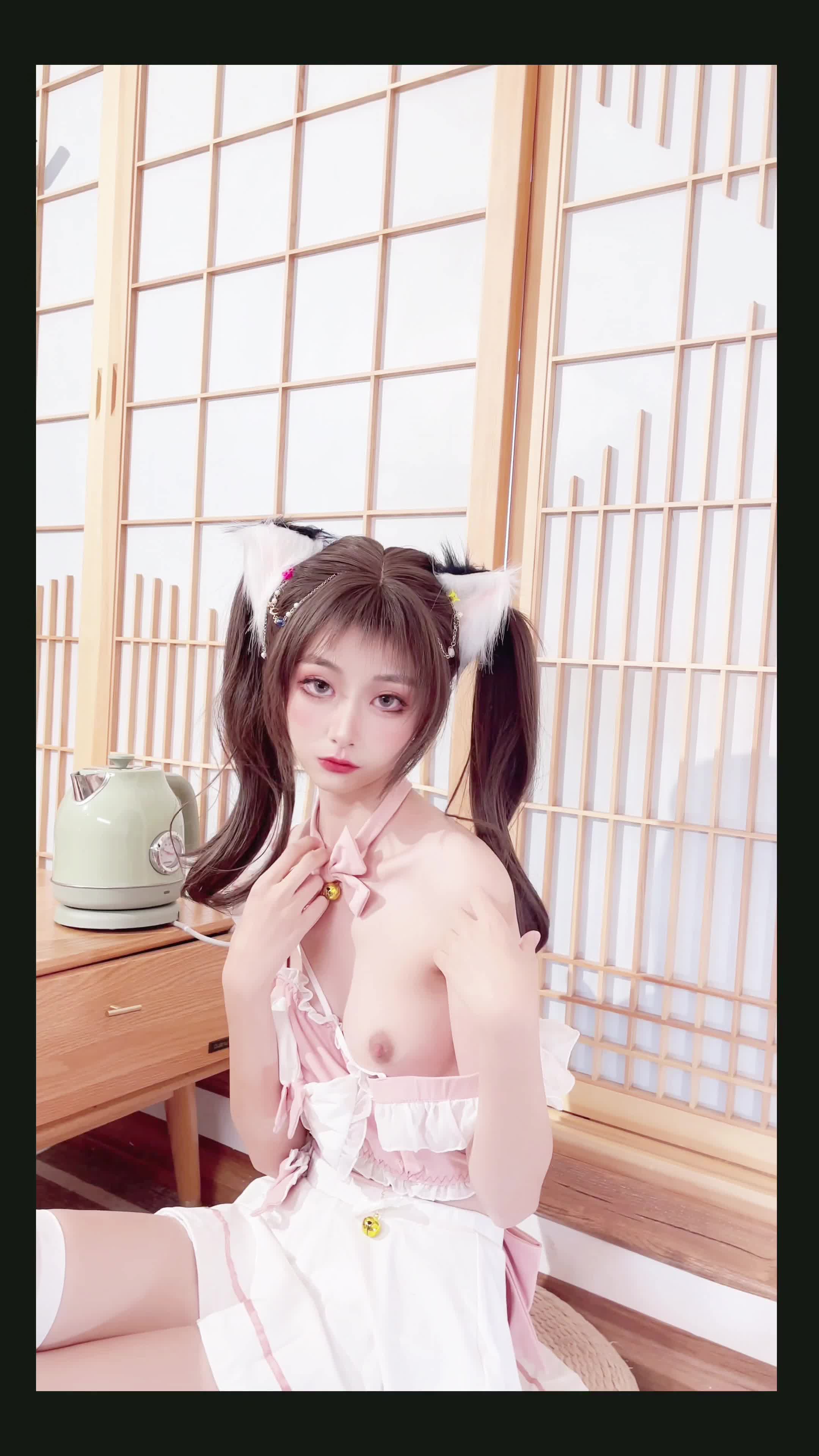 推荐 颜值福利姬嫩妹【花音栗子】系列合集第一弹5套，大眼白虎妹，大尺度掰逼展示4K画质