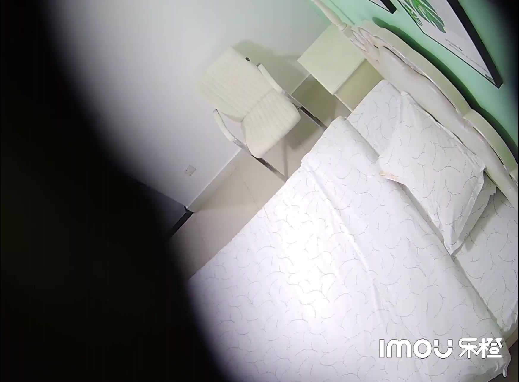 酒店摄像头破解》真实记录眼镜哥带着身材苗条的美少妇换上情趣黑丝各种姿势啪啪